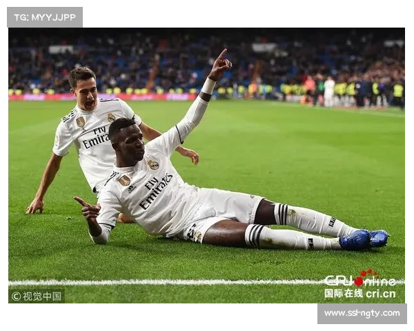 维尼修斯伯纳乌遭嘘声后低头不语画面